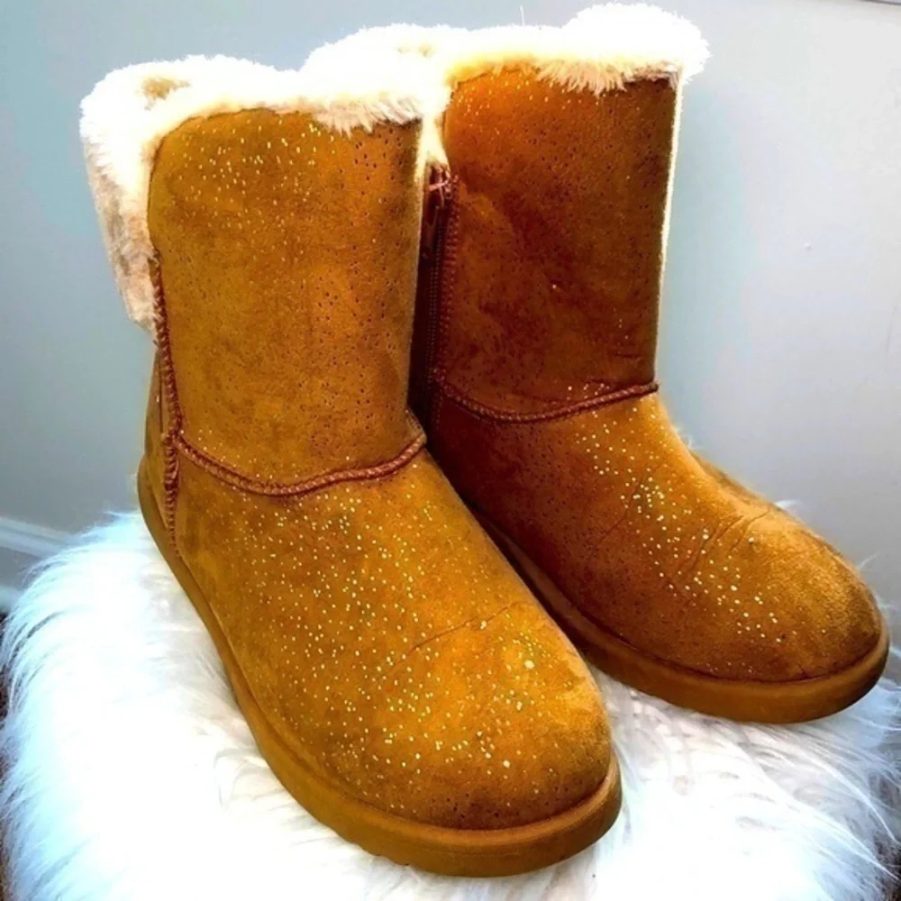 ROEBUCK & CO | Women’s Brown Ankle Height Boots + Gold Sparkle, Size 5.